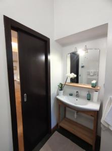 uma casa de banho com um lavatório e um espelho em Casa di Roby em Bari