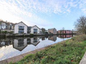 uma fila de casas junto a um rio em Little Rondeval em Totnes