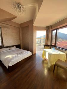 Letto o letti in una camera di Hotel Ananuri