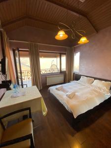 Letto o letti in una camera di Hotel Ananuri