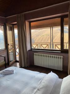 Letto o letti in una camera di Hotel Ananuri