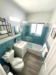 La salle de bains est pourvue de toilettes, d'une baignoire et d'un lavabo. dans l'établissement Great Escape By Lowkl, à Fort Lauderdale