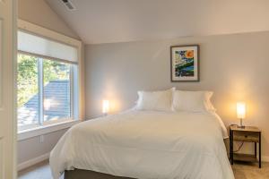 ein weißes Schlafzimmer mit einem Bett und einem Fenster in der Unterkunft Langley by the Sea by AvantStay Panoramic Vistas in Langley
