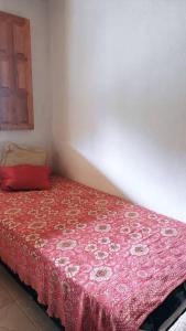 1 dormitorio con 1 cama con manta roja en Chalé Córrego Comprido, en Divisa