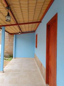 Habitación con pared azul y techo de madera. en Chalé Córrego Comprido, en Divisa