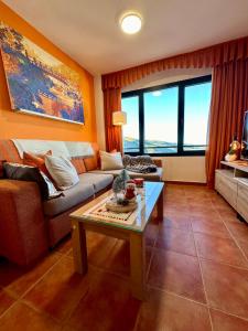 sala de estar con sofá y mesa en Monte Oiz con wifi y parking gratis, en Sierra Nevada