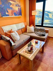 sala de estar con sofá y mesa de centro en Monte Oiz con wifi y parking gratis en Sierra Nevada
