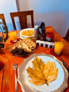 stół z talerzem jedzenia z liśćmi w obiekcie Monte Oiz con wifi y parking gratis w mieście Sierra Nevada
