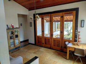 un soggiorno con porta in legno e tavolo di Casa Candeia a Diamantina