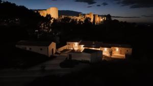 Blick auf eine Stadt in der Nacht mit beleuchteten Gebäuden in der Unterkunft Borgo Vinceri in Lucera