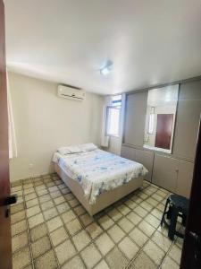 Postel nebo postele na pokoji v ubytování Condomínio Rochas do Mar