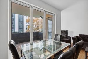 a living room with a glass table and chairs at Eindrucksvolle Zwei-Zimmer-Wohnung mit Balkon und großer Küche in Leipzig