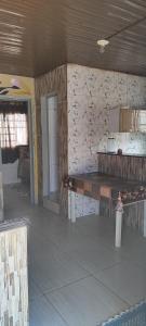 Habitación con banco de madera en un edificio en Kitnet mobiliada, quarto, banheiro, cozinha americana, en Luziânia