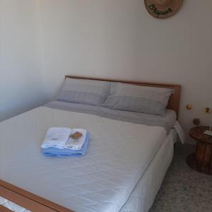 een bed met een handdoek en een boek erop bij Camera Brupier in Ruvo di Puglia