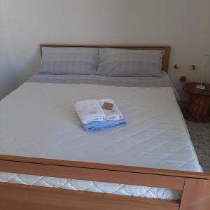 een bed met twee handdoeken erop bij Camera Brupier in Ruvo di Puglia