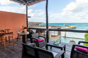 vistas al océano desde la terraza de un complejo en La Palma Beachfront Hotel Boutique - Self Check In, en Cancún