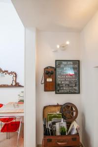 ノートにあるB&B Novecento Sicilianoのスーツケースと壁にチョークボードが敷かれた部屋