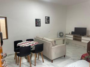 Гостиная зона в Casa novinha - Praia Grande - Mirim - 3 quadras da Praia Wi-Fi