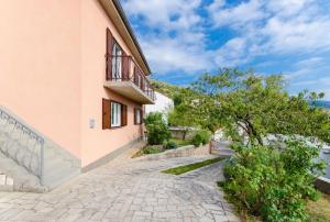 una casa con un passaggio pedonale accanto a un edificio di Apartment Milka i Milan a Senj Altre 13 foto