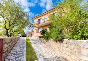 un muro di pietra accanto a una casa di Apartment Milka i Milan a Senj