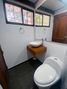 カリにあるHostal Patio del Ríoのバスルーム(白いトイレ、シンク付)