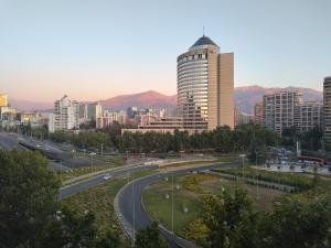 un perfil urbano con un edificio alto y una carretera en Habitación Acogedora en Vitacura, en Santiago