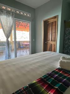 葉萊巴的住宿－Casa Berita，一间卧室配有一张床,享有庭院的景色