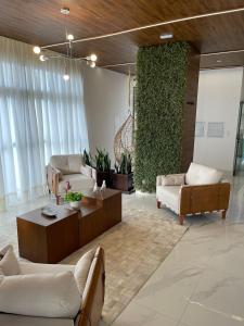 a living room with couches and a green wall at hihome - Independência 915 in Juiz de Fora