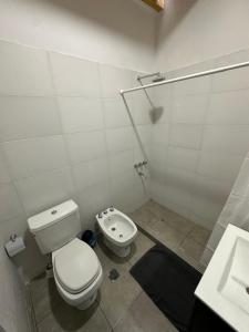 a white bathroom with a toilet and a shower at Increíble departamento a estrenar en Mendoza in Godoy Cruz