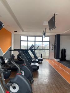 a gym with several treadmills and a flat screen tv at hihome - Independência 915 in Juiz de Fora