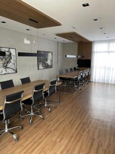 a conference room with a long table and chairs at hihome - Independência 915 in Juiz de Fora