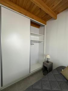1 dormitorio con puerta corredera de cristal y armario en Increíble departamento a estrenar en Mendoza en Godoy Cruz