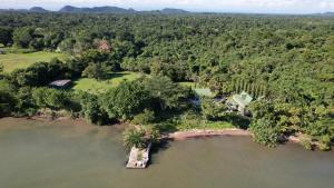 蓬塔戈爾達的住宿－Belize Bay Estate，水中岛上房屋的空中景观