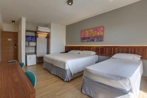 Giường trong phòng chung tại Hotel Porto Sol Beach