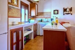 een keuken met een wastafel en een aanrecht bij Apartamento Rural Villa Aurora in Luque