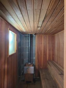 a room with a sauna with a table in it at Ninho dos Passaros Penedo RJ in Penedo
