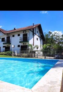 a house and a swimming pool in front of a house at Ninho dos Passaros Penedo RJ in Penedo