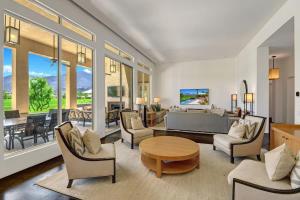 - un salon meublé avec une table dans l'établissement Legends by AvantStay Stunning Golf Villa Featuring Spa Pool Fire-Pit, à La Quinta