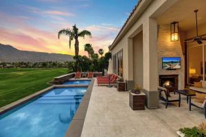 une cour avec une piscine et une cheminée dans l'établissement Legends by AvantStay Stunning Golf Villa Featuring Spa Pool Fire-Pit, à La Quinta