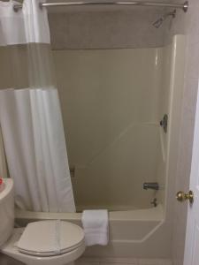 Bathroom sa Red Carpet Inn-Bridgeton/Vineland