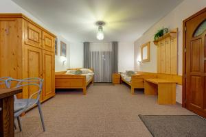 ブコビナ・タトシャンスカにあるPokoje Gościnne Zosiaのベッドルーム1室(ベッド2台、テーブル付)