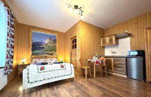 Kuchyňa alebo kuchynka v ubytovaní Apartament 2-4 osobowy - Wesoła Chatka - Krupówki 37b - CENTRUM