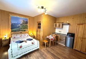 Kuchyňa alebo kuchynka v ubytovaní Apartament 2-4 osobowy - Wesoła Chatka - Krupówki 37b - CENTRUM