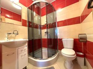 Kúpeľňa v ubytovaní Apartament 2-4 osobowy - Wesoła Chatka - Krupówki 37b - CENTRUM + 7 fotografií