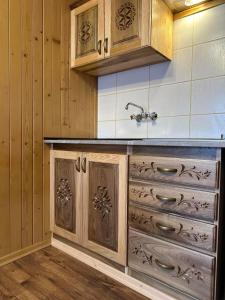 Kuchyňa alebo kuchynka v ubytovaní Apartament 2-4 osobowy - Wesoła Chatka - Krupówki 37b - CENTRUM