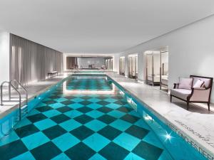 Piscina a Baccarat Hotel and Residences New York o a prop