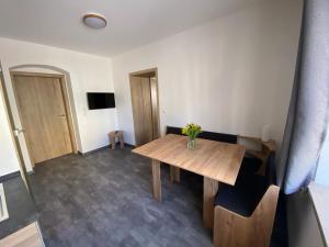 a dining room with a wooden table and chairs at Stoffelbauer in Pappenheim