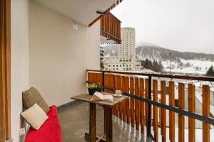 einen Balkon mit einem Tisch und einem Buch darauf in der Unterkunft BeSt Riccio in Sestriere