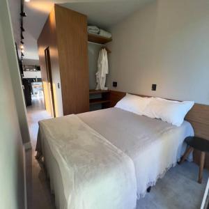 een slaapkamer met een groot wit bed in een kamer bij TinyWine House Vale dos Vinhedos in Garibaldi