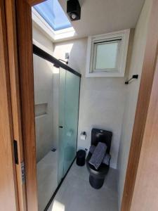 een kleine badkamer met een toilet en een raam bij TinyWine House Vale dos Vinhedos in Garibaldi